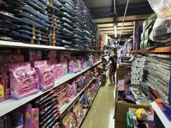 -恒日玩具批发(幸福小苑店)