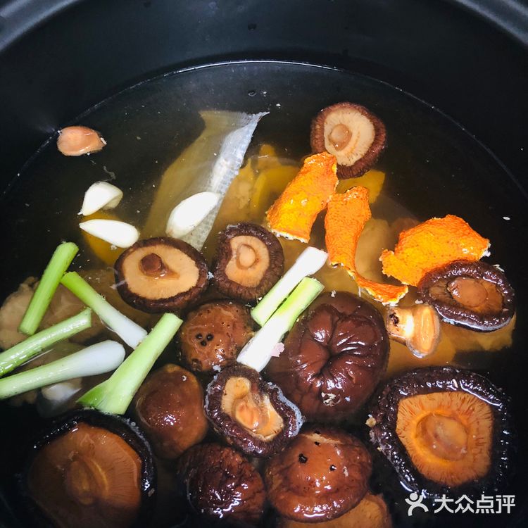 香菇冬瓜排骨肉骨茶  食材：排骨500克、干香菇10