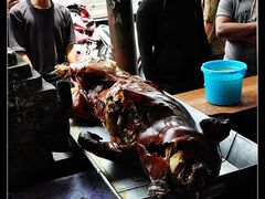 刚送来的烤猪，口水流啊！-Warung Babi Guling Ibu Oka 3