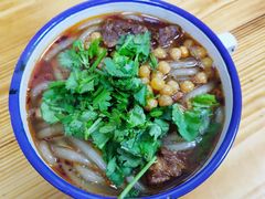 特色红烧牛肉酸辣粉-胖胖板凳面