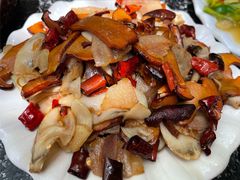 腊肉炒牛肝菌-海韵人家.海景花园经典云南菜(双廊店)