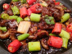 石锅蘑菇牛肉粒-鹿港小镇(悠唐店)