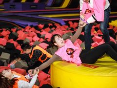 -嘿哟动霸CHUA·新潮玩运动娱乐中心·蹦床滑冰团建乐园