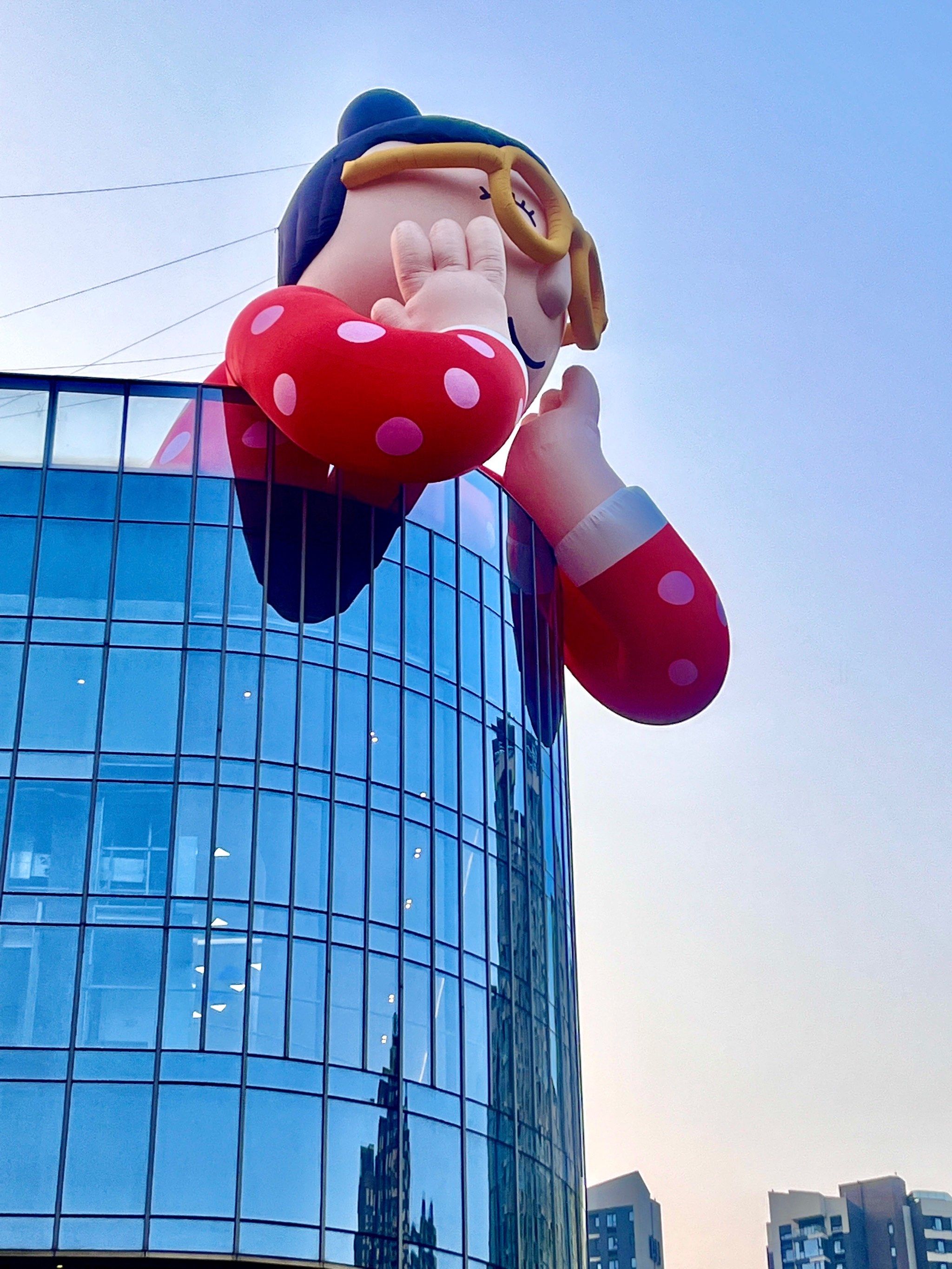 充气娃娃爬楼了,世豪广场这个娃娃太吸睛了