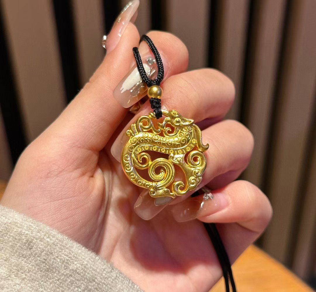 黄金龙牌吊坠
