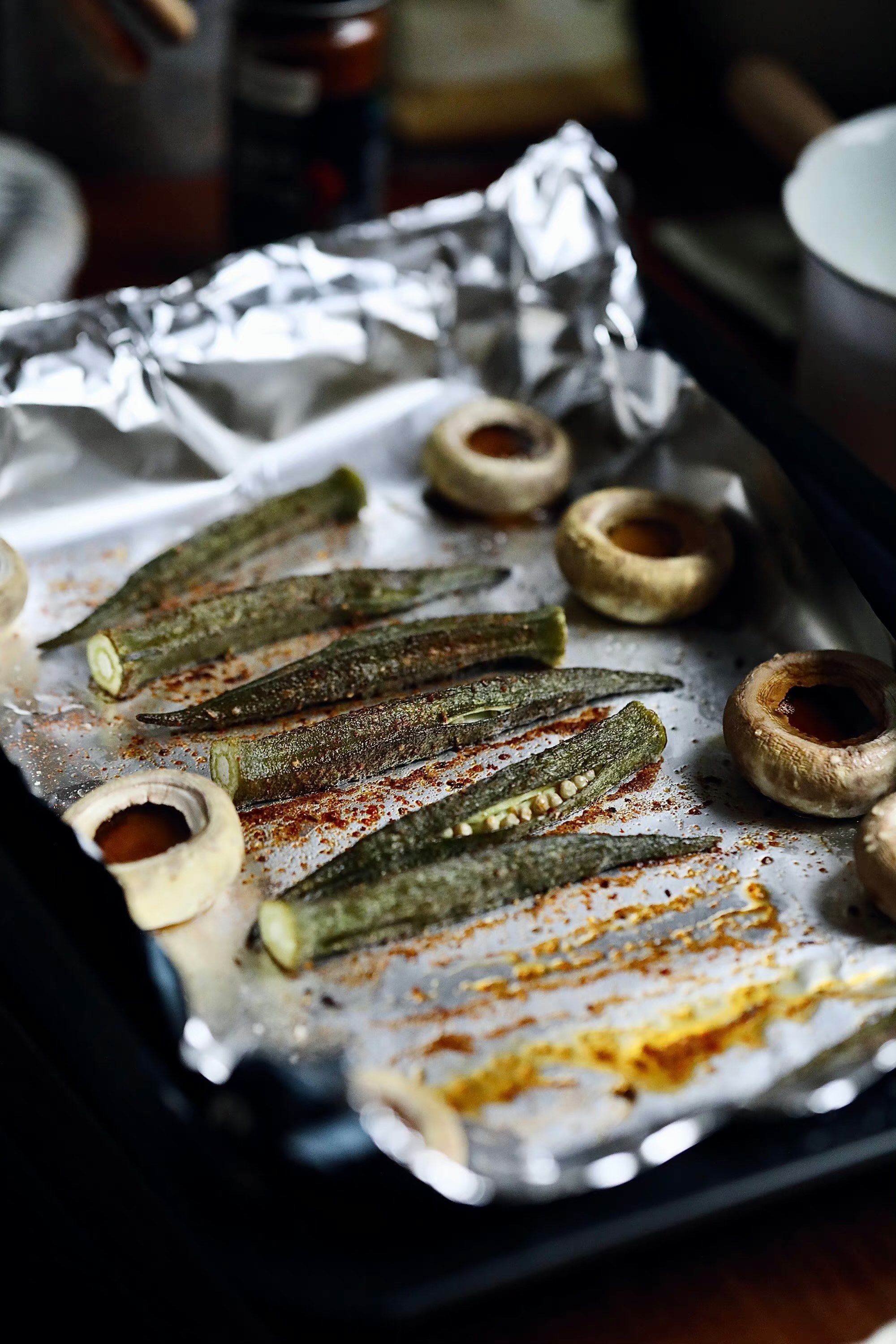 最近小小的紫皮莴笋特别好吃,削皮的时候香气扑