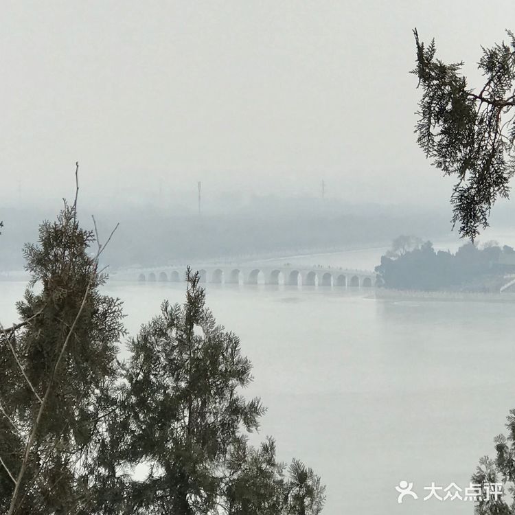 园内亭、台、楼、阁、廊、榭等不同形式的建筑风格