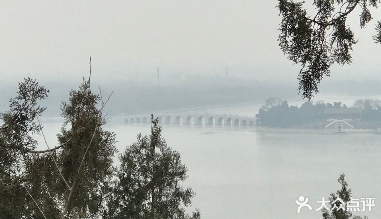 园内亭、台、楼、阁、廊、榭等不同形式的建筑风格