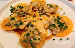 Steamed Red Scallop with Garlic Noodles