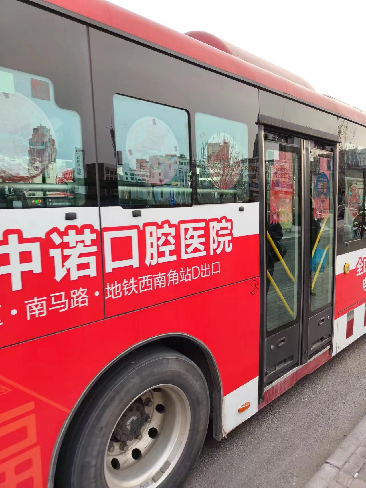 公交车也过年了吗?好喜庆