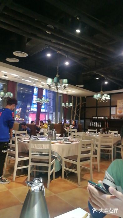闫府私房菜·百年鲁菜(恒隆店)大堂图片