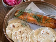 烟熏三文鱼配烤饺子皮和芥末籽酱-BOR Eatery(安福路店)