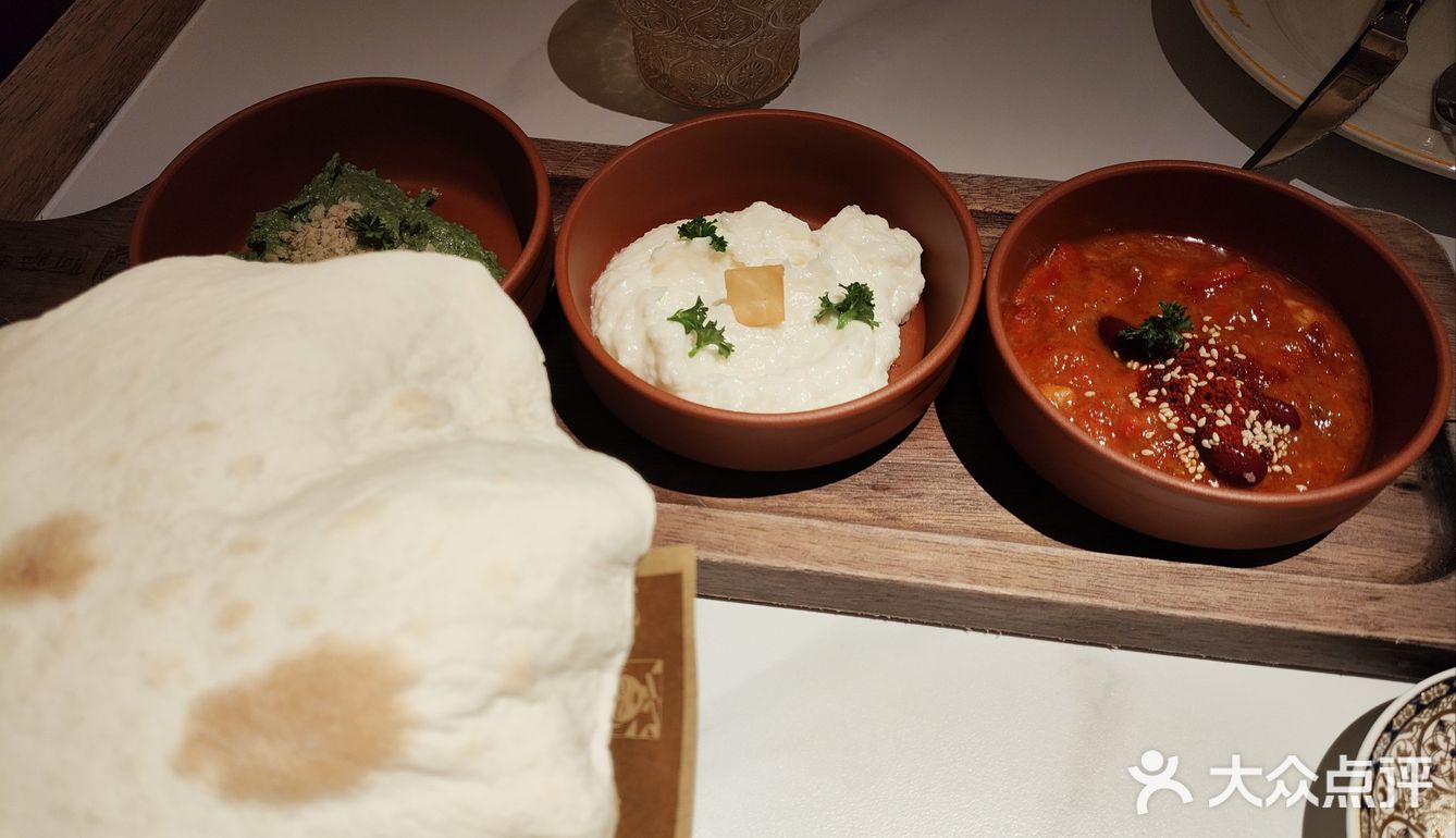 口味很一般的一家店 服务员也比较太难叫到~