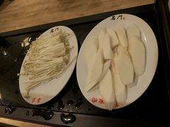 金針菇和淮山-名门潮牛·鲜牛肉海鲜火锅.烧烤自助餐厅(诚丰广场店)
