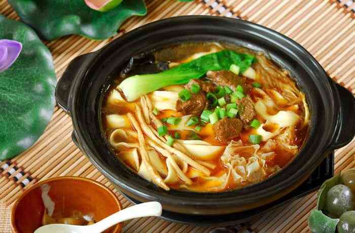 阿荣砂锅面-"面条好吃,是自己做的手工面很有弹性,咸淡.