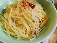 酸辣土豆丝-弄堂里· 江南名肴(西湖龙井路店)