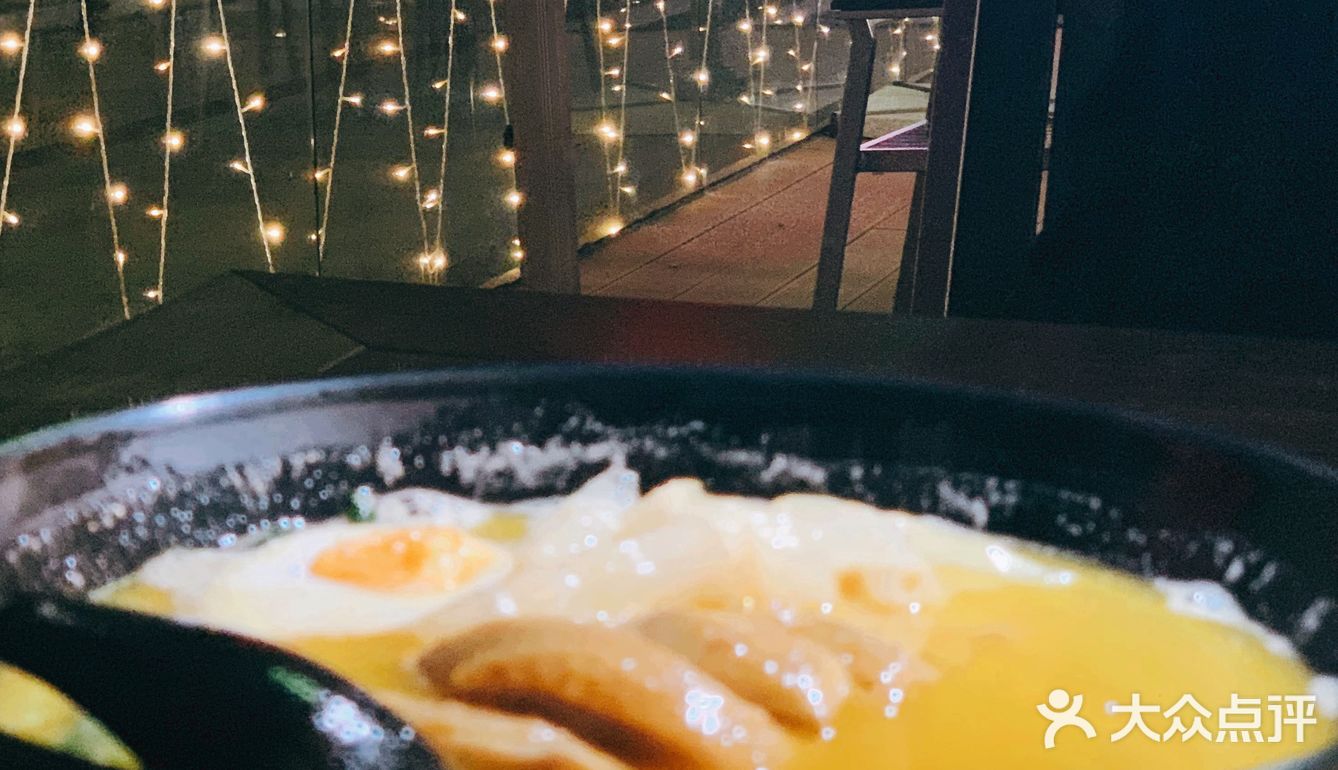 红黄的面店主基色，非常喜气也非常贵气！就连墙上的价目表