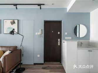 全屋定制的收纳柜用不同的造型和材质来成就质感