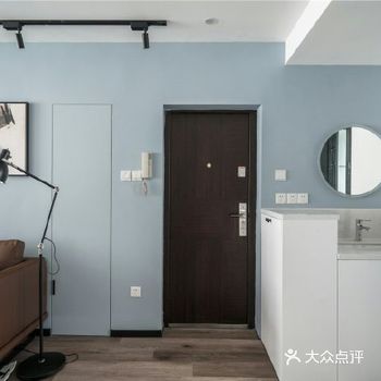 全屋定制的收纳柜用不同的造型和材质来成就质感