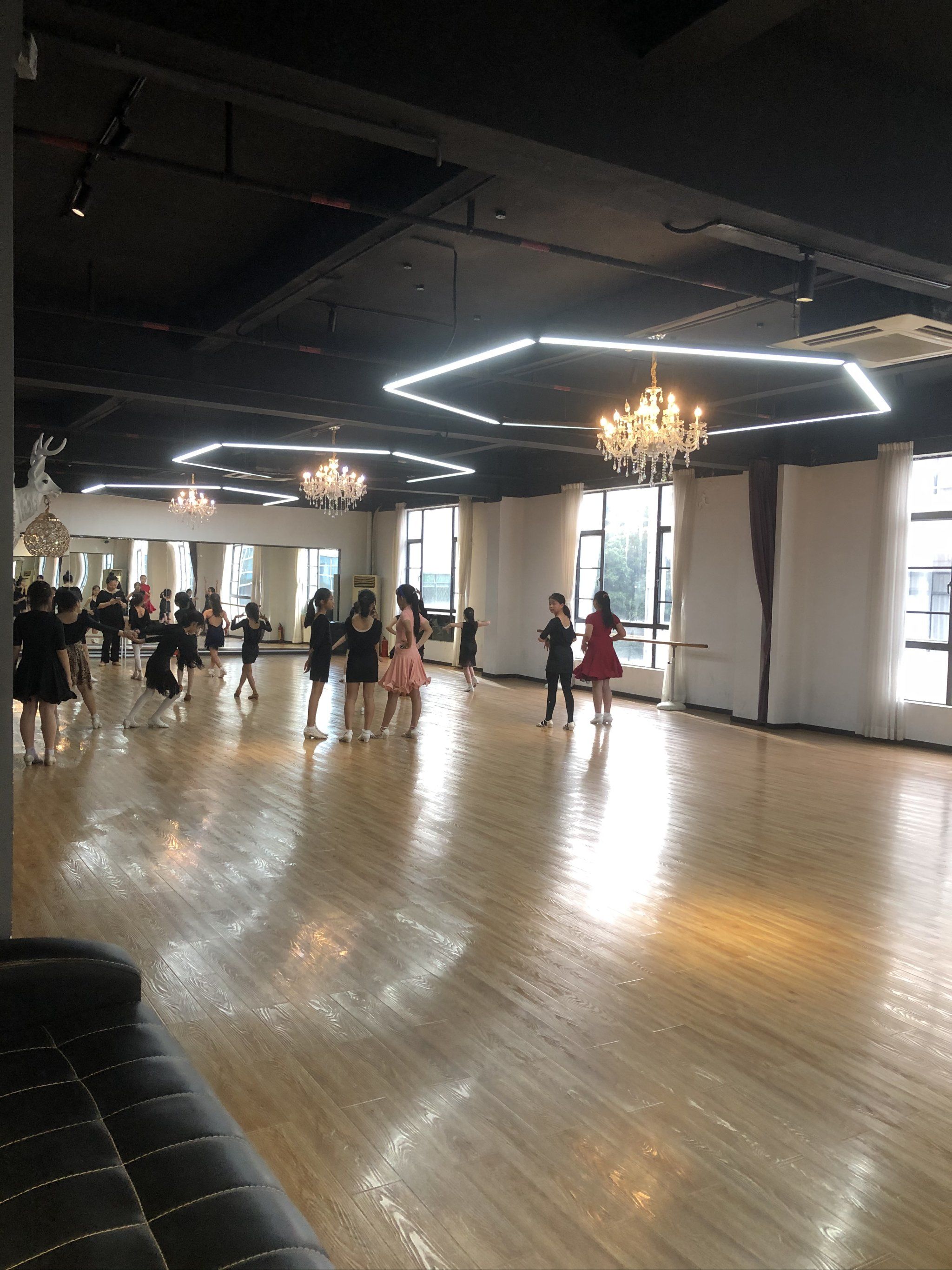 也是给她去上了东莞宏伟二路的的龙丽人拉丁舞舞蹈培训