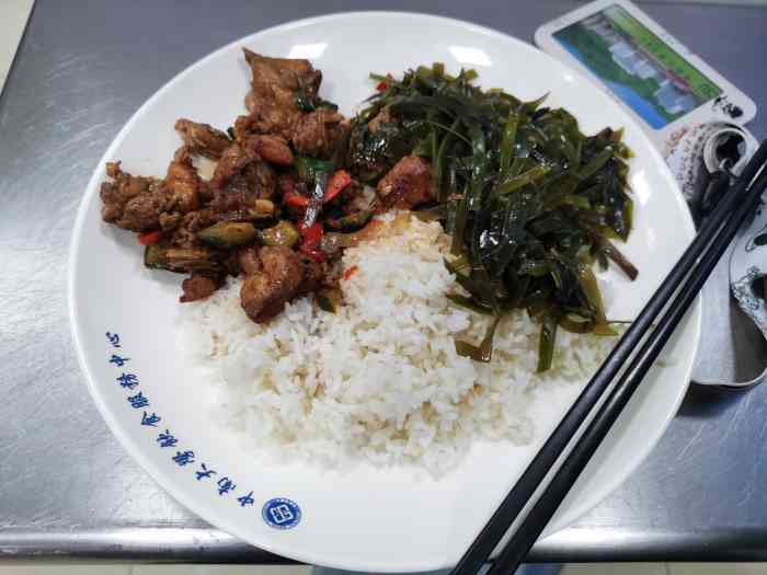 铁道仅剩的两个食堂之一相较于风味餐厅味道差了好多但胜在便宜一般一