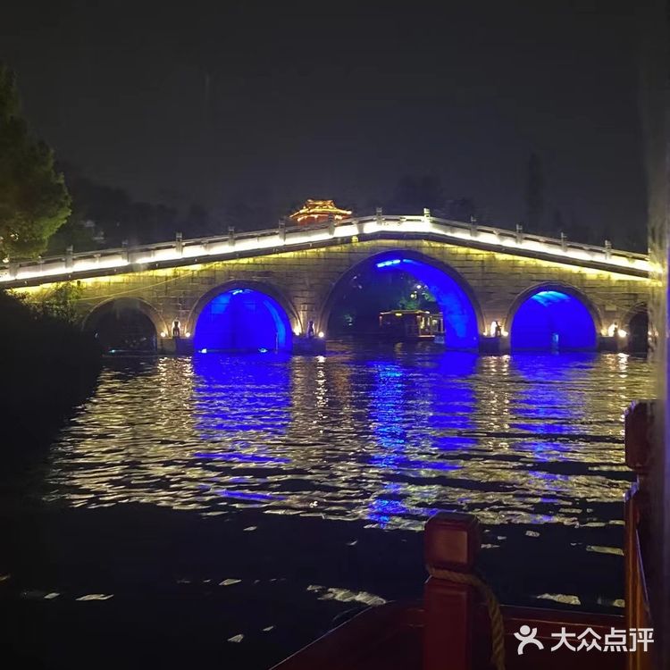 夜幕降临 华灯初上  一场穿越时空的对话
