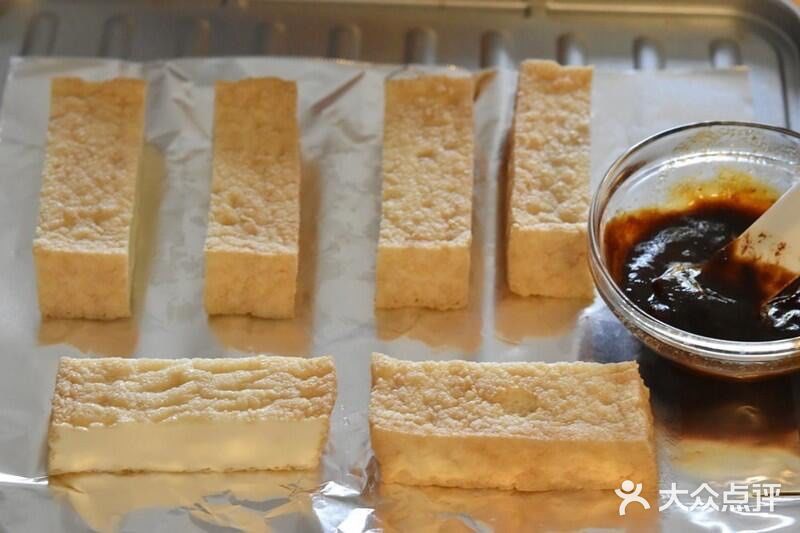 鹹香可口🌟簡易料理：紅味噌蔥花油豆腐🌟