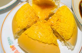 Golden Silk Pineapple Bun