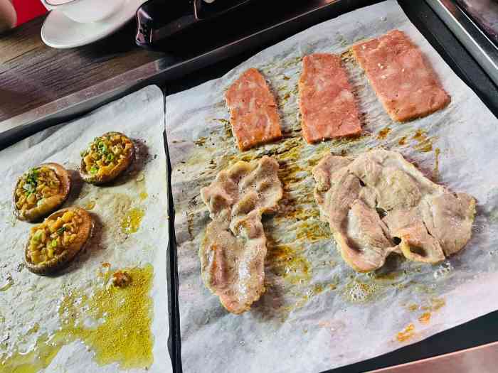 半斤八两烤肉(西丽店)-"烤肉滋滋发出声响,一滴热油顺着饱满的肉的.