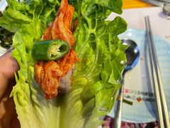 生菜裹五花肉-唯成•韩国炭火烤肉 유성고기