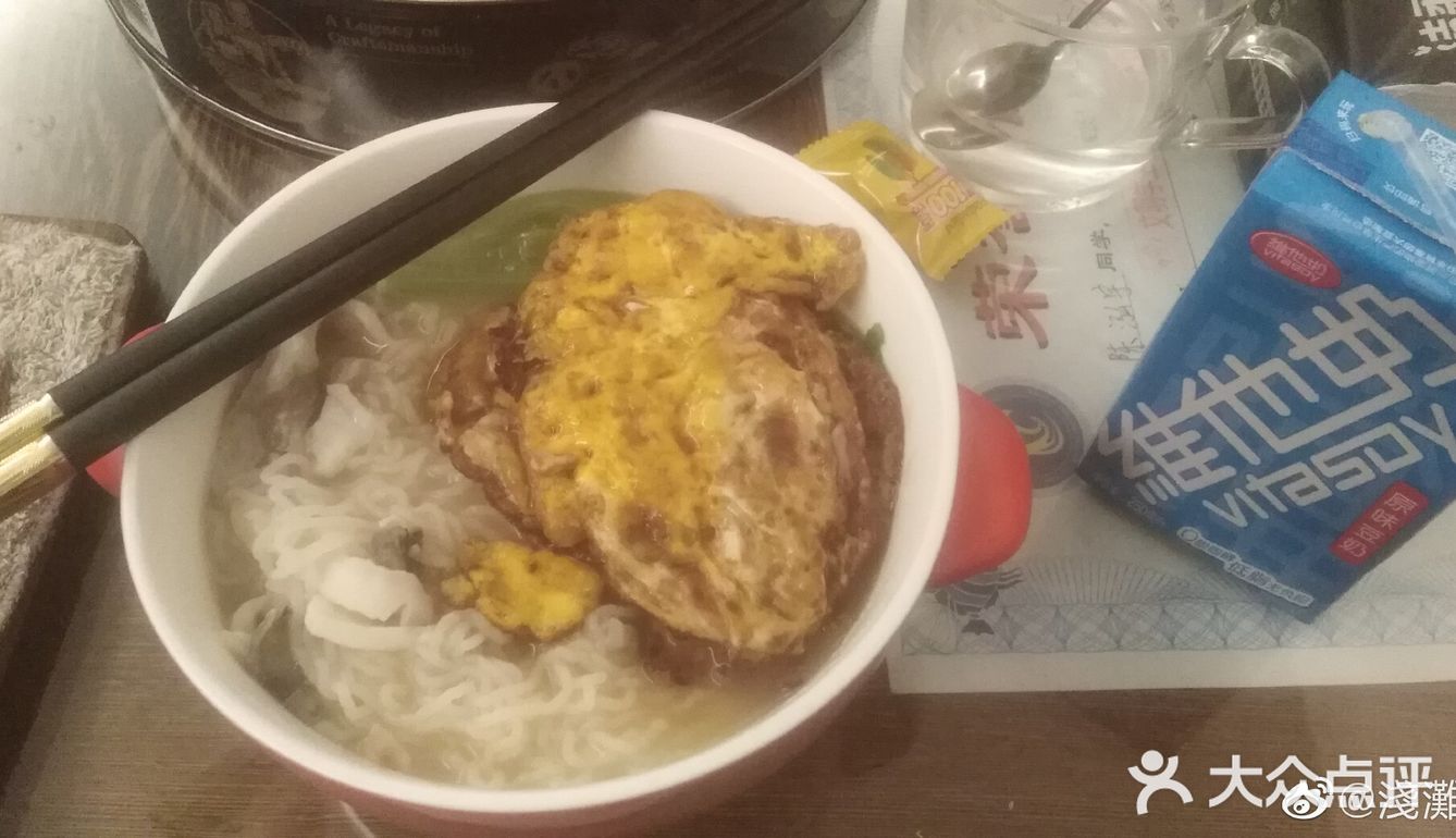 会哄小姑娘，会说俏皮话。他真的不像普通男生那样