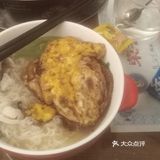会哄小姑娘，会说俏皮话。他真的不像普通男生那样
