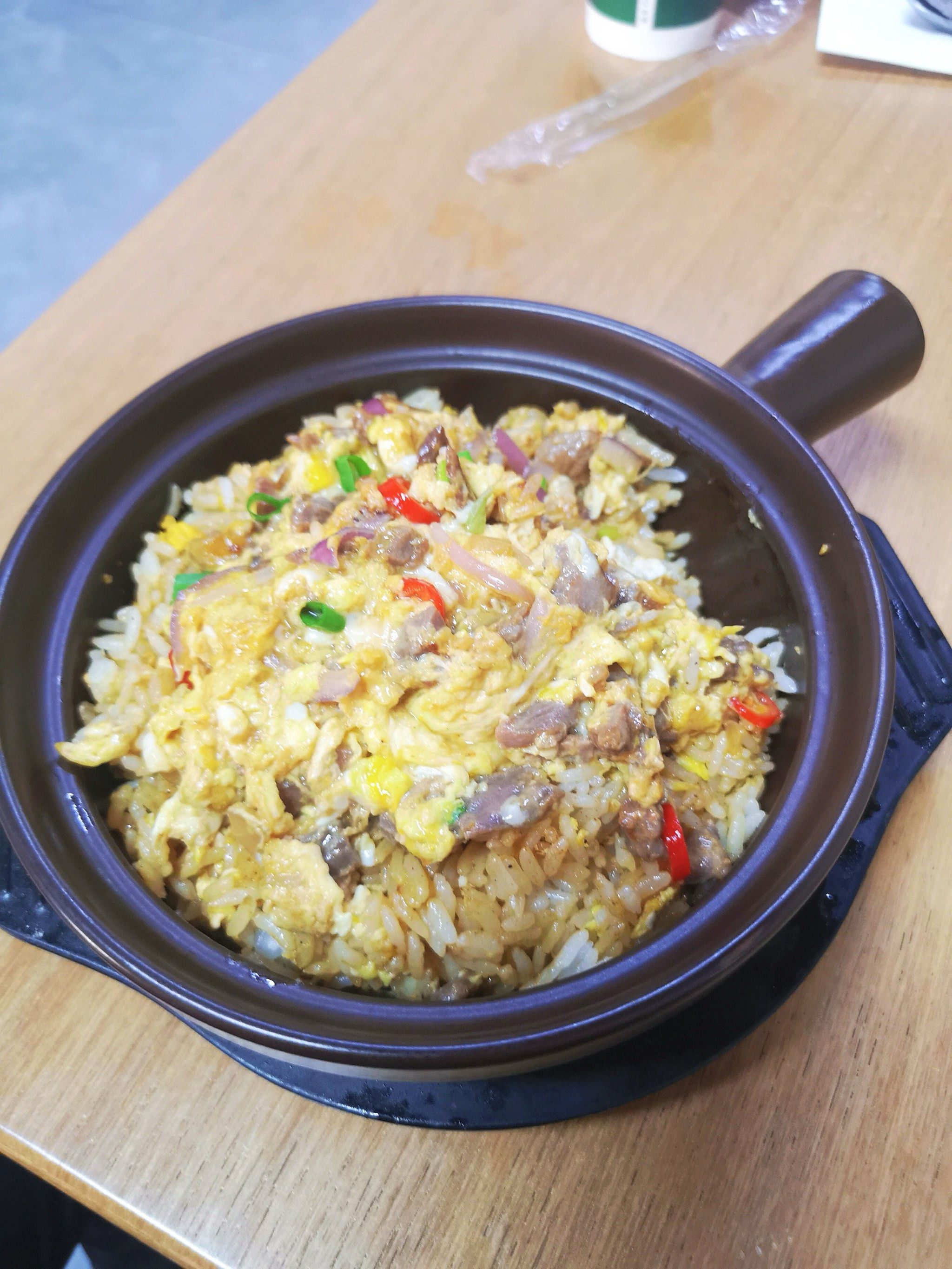 勇记烧腊:滑蛋牛肉煲仔饭与港式丝袜奶茶的绝妙邂逅