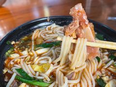 -鸿浩扒猪脚米线