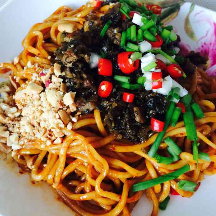 份量很足价格也很便宜下班了经常来吃位置很好找就在海昌路街上在街上