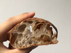无花果欧包-天井·丑面包搭咖啡
