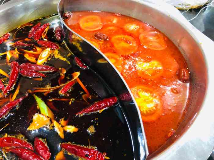 重庆二娃火锅-"酸菜炒饭很好吃,毛肚涮得味道也很棒,强烈.