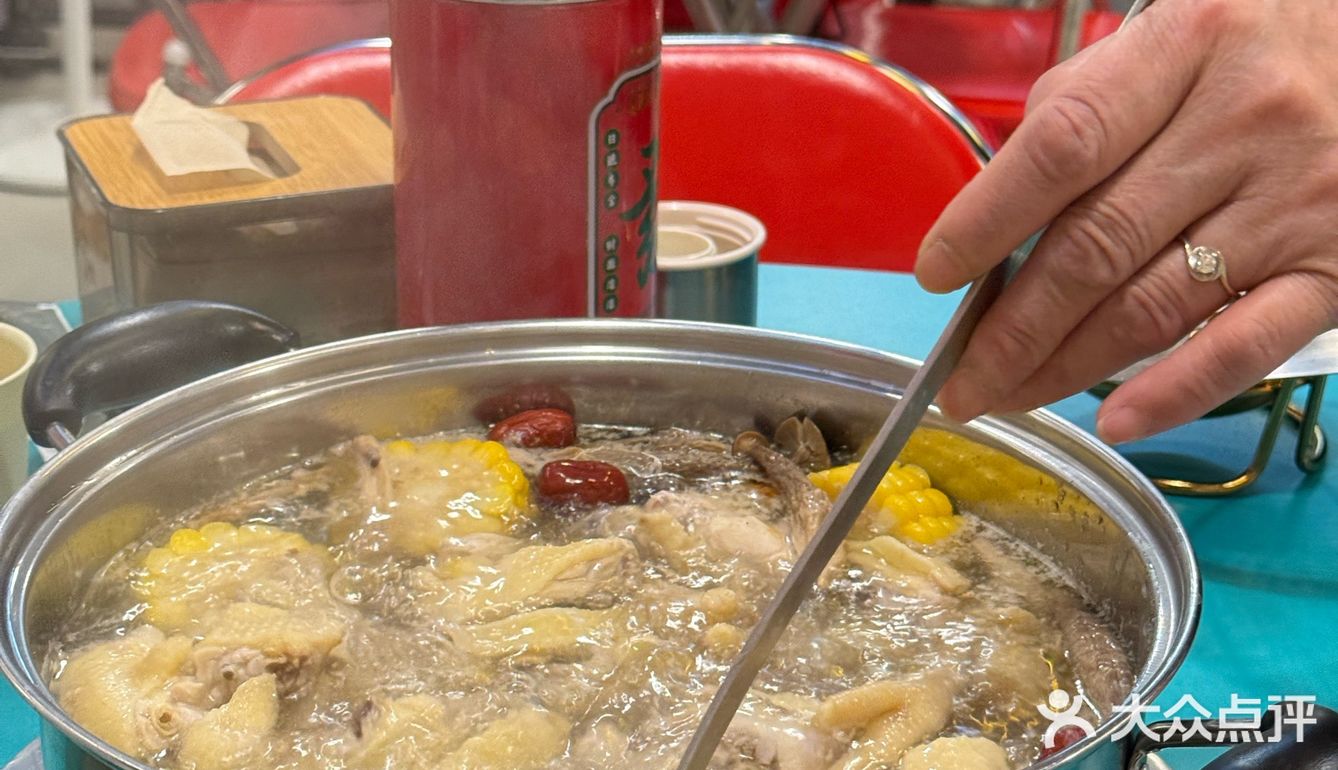 一秒回到90年代！复古港风鸡煲火锅[爱吃]