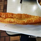周末吃早点的人很多。我点了煎饺油条豆腐脑，还有鸡蛋饼