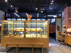 面包甜点陈列柜-啊噗吐呦现场烘焙(麦凯乐店)