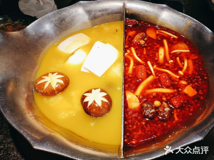 湊湊火锅·茶憩(世博大道店)台式麻辣花胶鸡鸳鸯锅图片