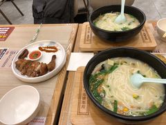 -花馬肆.云南过桥米线(汉神购物广场现场熬汤店)