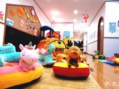 -抱抱熊托育中心(大悦城店)