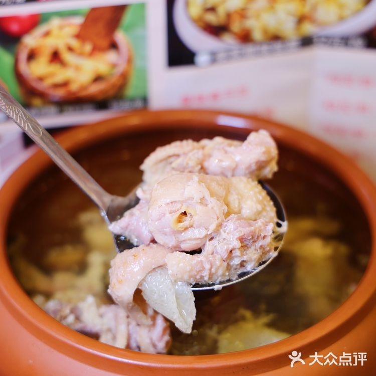大理古城里的傣族风情，手抓饭真的绝了