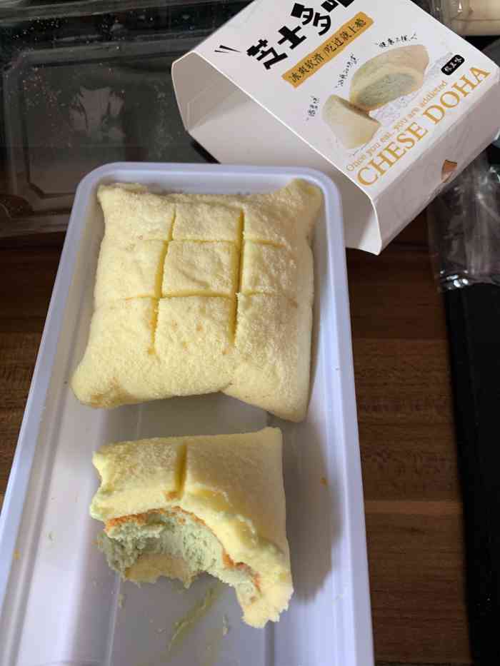 打分 澳莎莉出的新品,芝士多哈,还不错,蛋糕胚包裹着绿豆味的冰淇淋