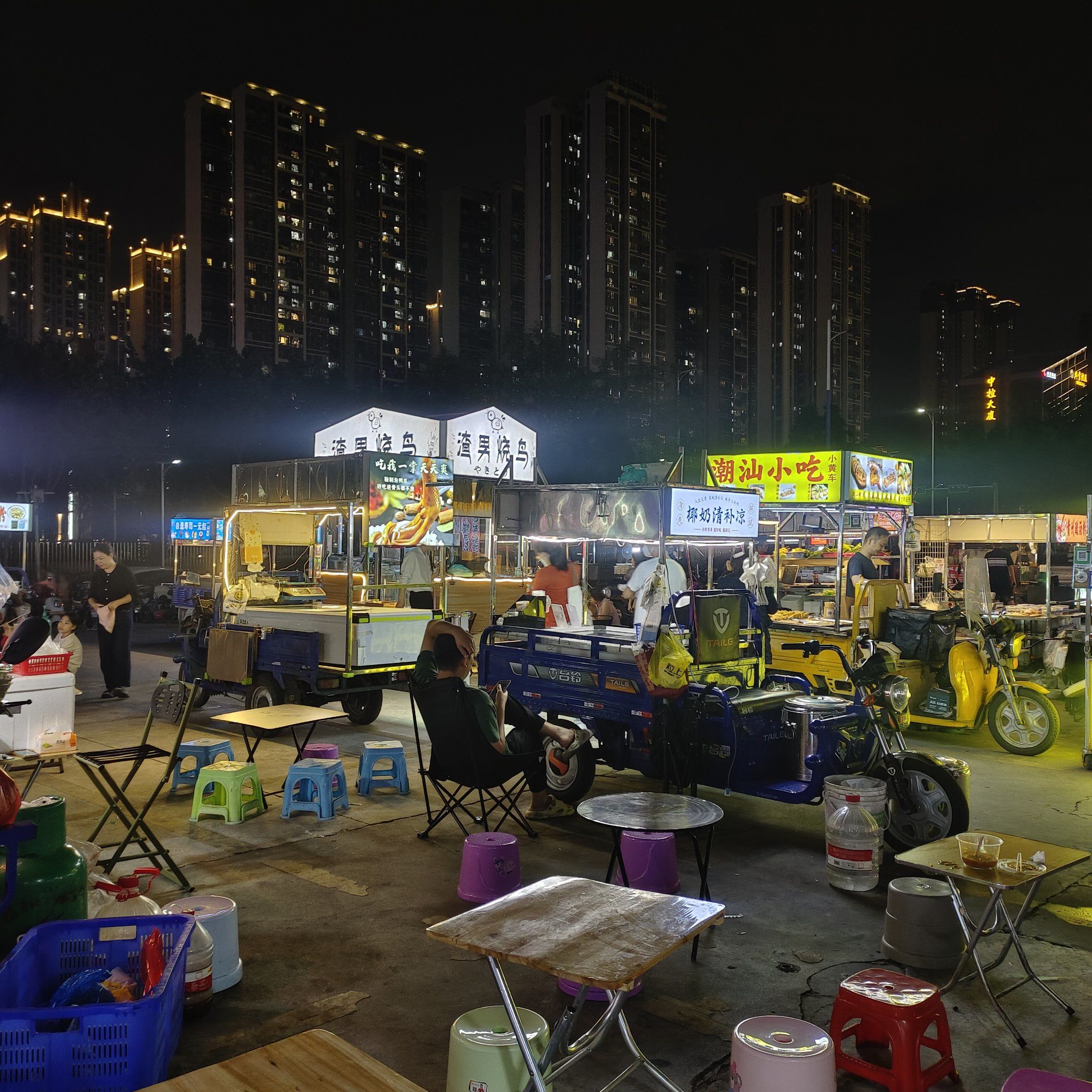 夜市摊位逛不停