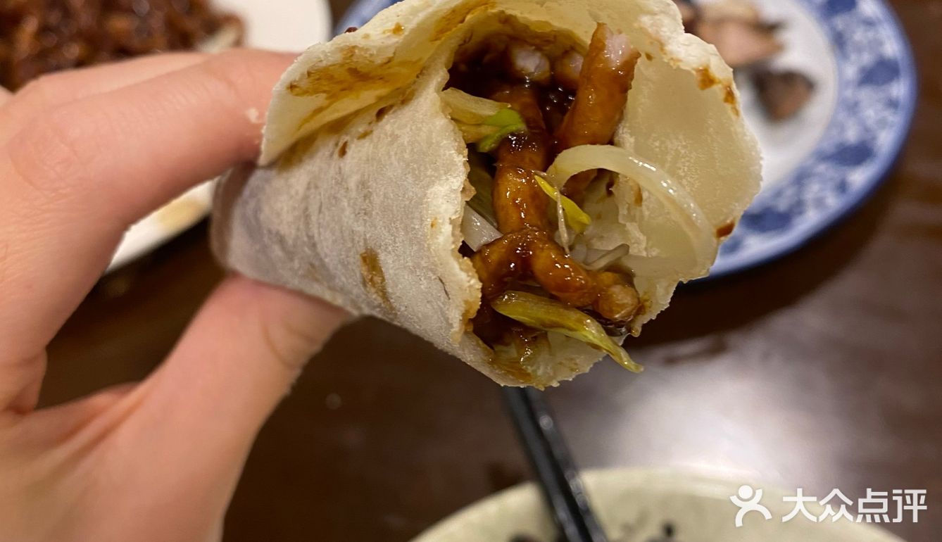 八点到的，人还是那么多，小小的门帘一打开门是真热闹