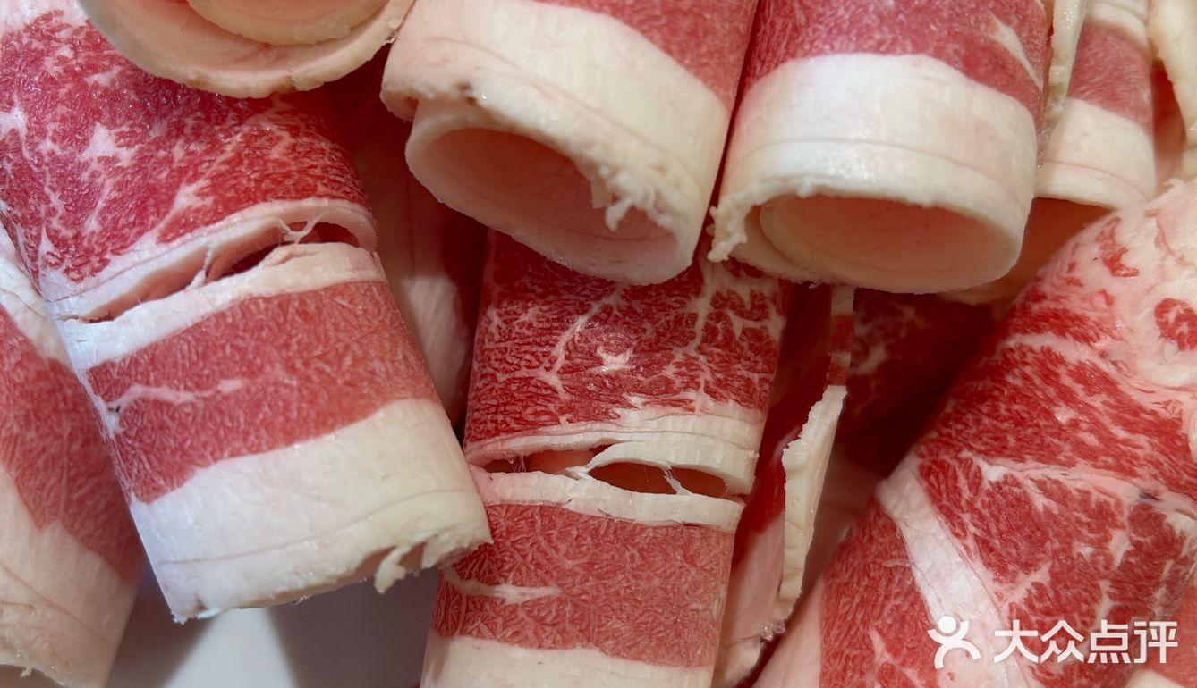 品尝烤肉美味