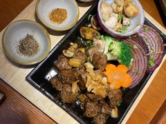 铁板黑椒雪花牛里脊配黄油煎时蔬-鳗鱼家·深夜食堂(军博店)