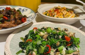 Hand-Pressed Greens Stir-Fried with Button Mushrooms